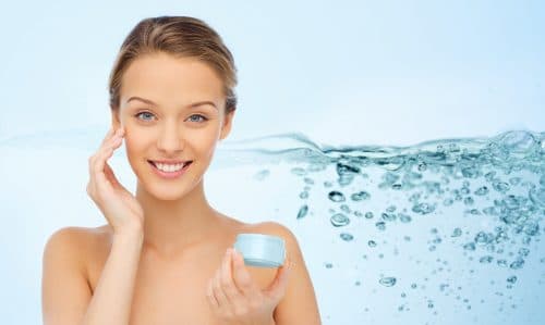 Femme qui s'hydrate - hydratation de la peau - crème hydratante