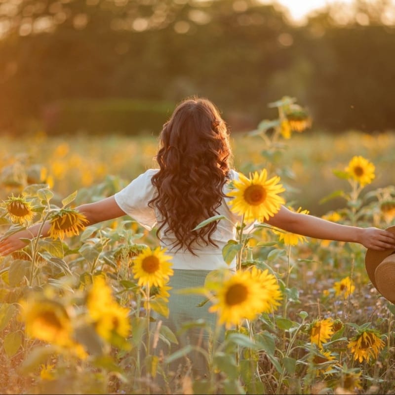 femme champ tournesols énergie soleil