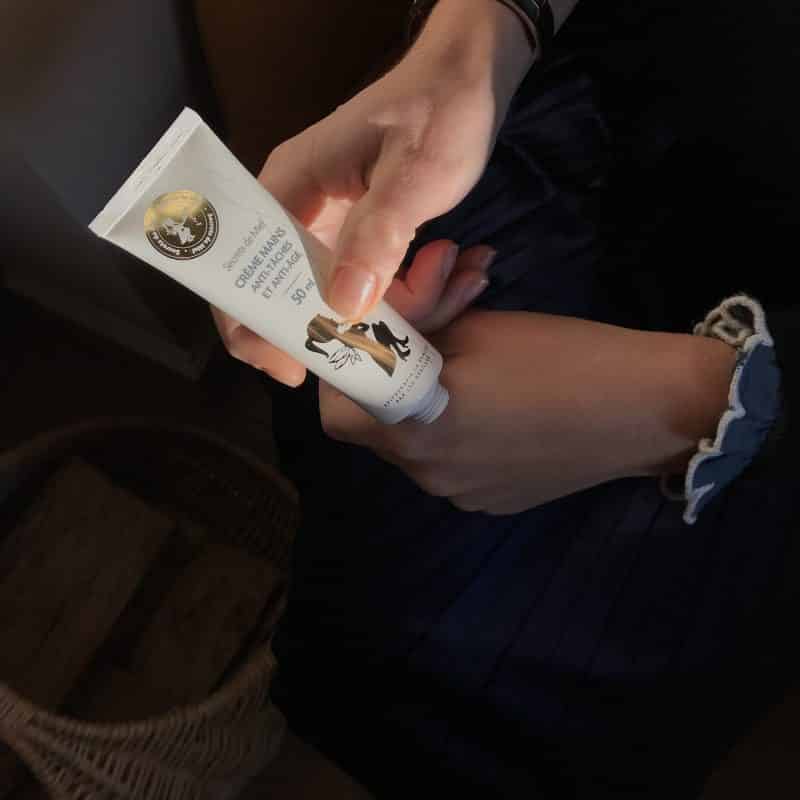 Crème anti-tâches et anti-âge - Crème - Mains - Miel de Manuka - contre les tâches - belle peau - peau plus jeune - Produit naturel - Secrets de Miel