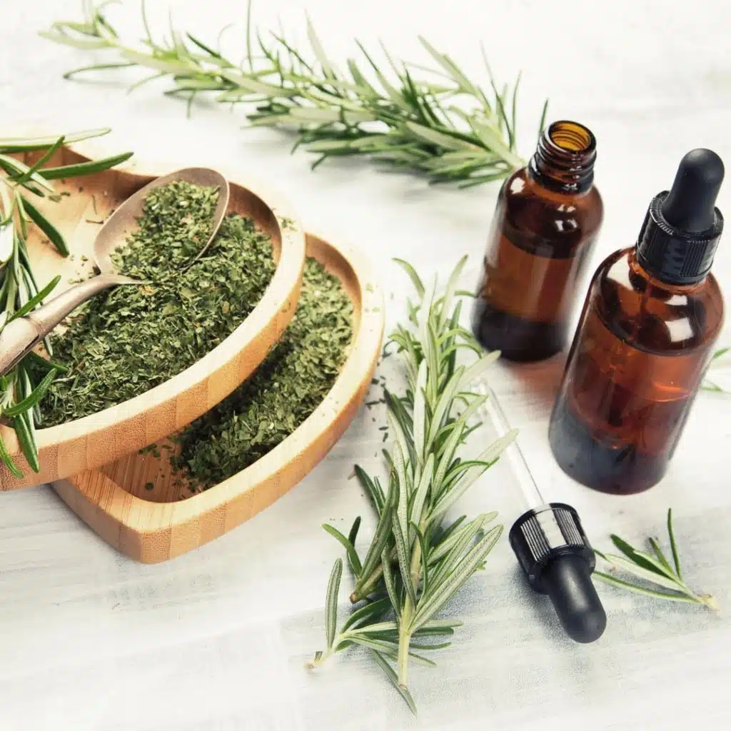 Quel remède naturel contre l'anxiété ? 6 huiles essentielles au romarin